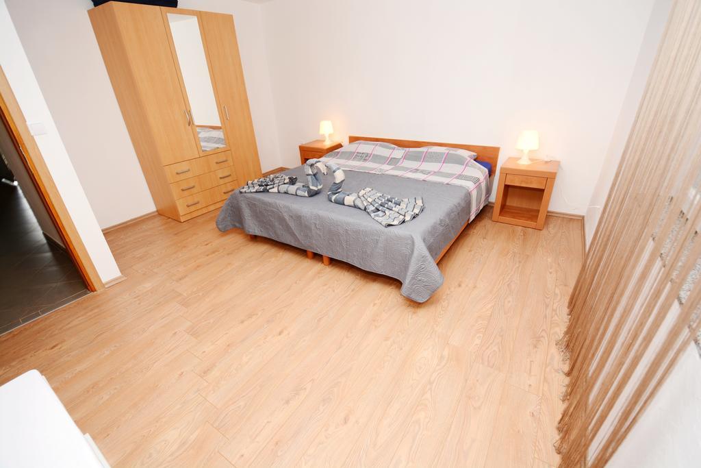 Apartments Katarina 韦利拉特 外观 照片